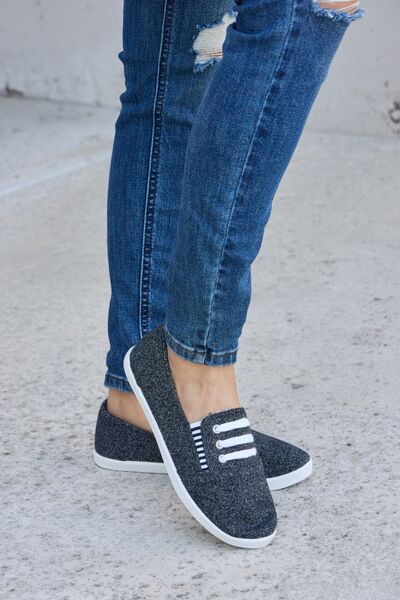 Round Toe Slip-On Flat Sneakers